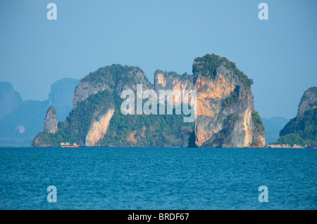 Rock formation à proximité de Krabi, Thaïlande Banque D'Images