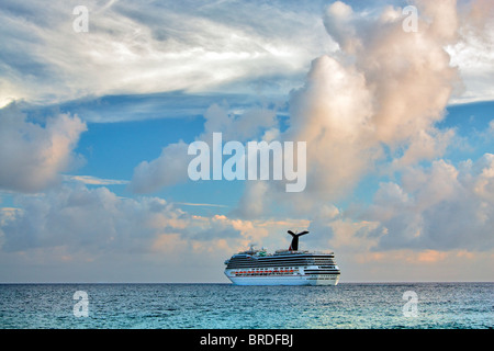 Bateau de croisière coucher du soleil près de St.Thomas. Îles Vierges américaines. Banque D'Images