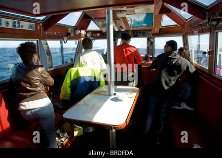 MV Dunter III, l'ONSS Voile, Shetland, en Écosse. Passagers à bord en cabine. Banque D'Images