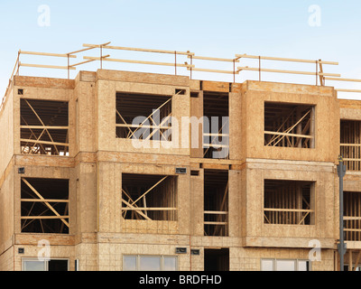L'ossature en bois d'un immeuble de trois étages en construction. Ontario Canada. Banque D'Images
