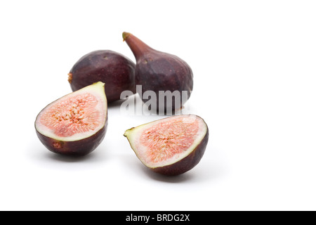 Figs tout et moitié sur fond blanc Banque D'Images