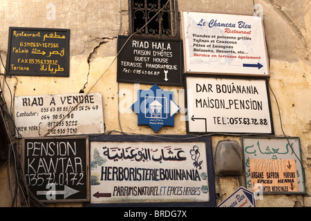 Signalisation,Tala'a marché Kbira / souk à Médina de Fès / Fès, Maroc Banque D'Images