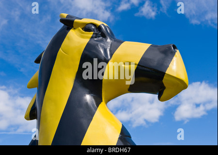 "Facilement inflammable" dragon à une partie de bowling green le Superdragons Trail un projet artistique communautaire à Newport South Wales Banque D'Images