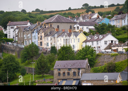 Maisons de la colline surplombant la mer gallois holiday resort de New Quay West Wales Royaume-uni Ceredigion Banque D'Images