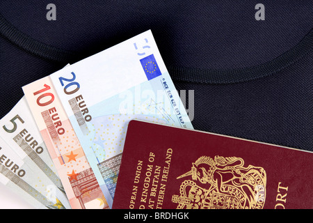 Euro argent un passeport britannique et un portefeuille de voyage Banque D'Images