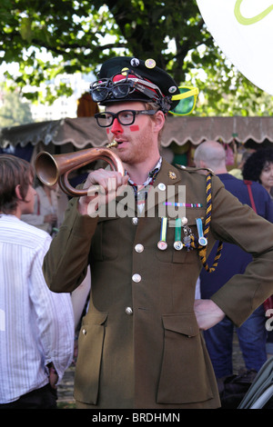 L'homme en uniforme de la Première Guerre mondiale, faisant retentir son klaxon à la Mayor's Thames Festival 2010 Banque D'Images