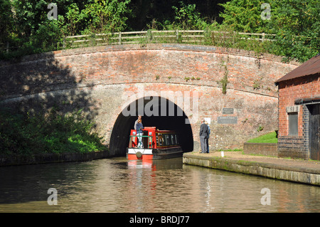 Entre dans la barge Blisworth Tunnel sur le Canal Grand Union près de Stoke Bruerne Banque D'Images