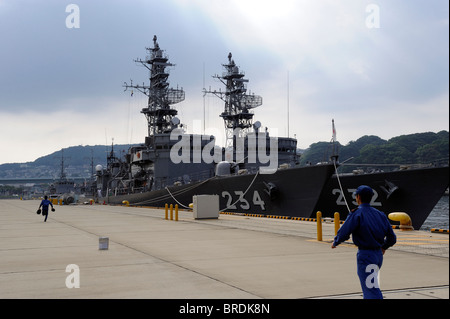 Les navires de la Force japonaise d'autodéfense maritime ancré le long de la rive à Sasebo, au Japon. 19-Sep-2010 Banque D'Images