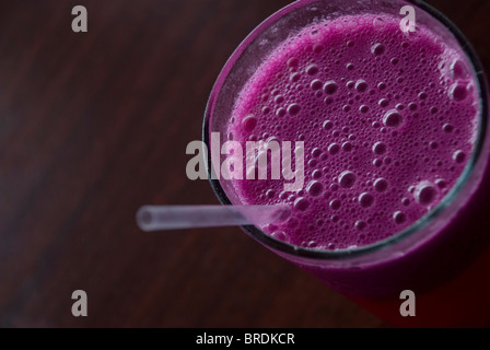 Pitaya boire dans un verre. Également connu sous le nom de pitaya, le fruit du dragon, Huo Guo Long, fraise, poire ou Nanettikafruit Thanh Long. Banque D'Images