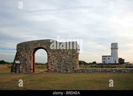 Les vestiges de la Chapelle St Edmund's et le vieux phare à Hunstanton, Norfolk, Angleterre, Royaume-Uni. Banque D'Images
