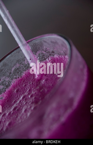 Pitaya boire dans un verre. Également connu sous le nom de pitaya, le fruit du dragon, Huo Guo Long, fraise, poire ou Nanettikafruit Thanh Long. Banque D'Images