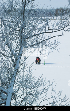 L'hiver, pêche sur le lac à la turlutte. La neige et la glace. Banque D'Images