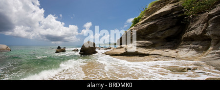 Les côtes rocheuses et les falaises, plage de Vieques, Puerto Rico Banque D'Images
