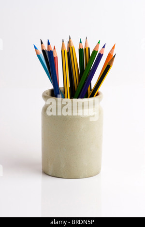 Crayons dans un pot. Banque D'Images