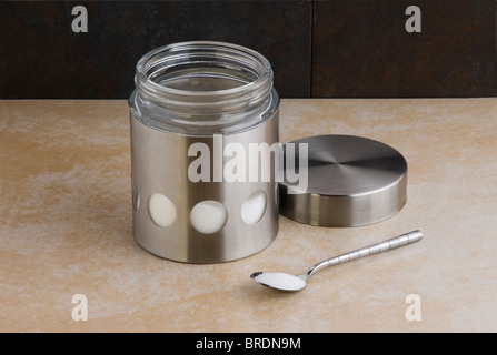 Acier inoxydable et verre, avec la cartouche sucre cuillerée à thé sur un plan de travail. Banque D'Images