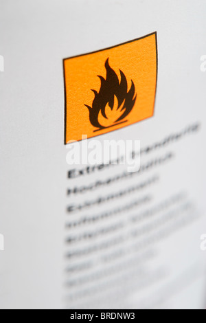 Liquide inflammable signe sur cartouche de gaz, selective focus Banque D'Images