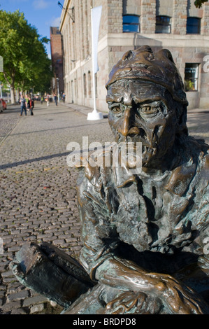 Statue de Jean Cabot sur le quai à côté des quais de Bristol port flottant en face de la galerie d'art d'Arnolfini. Angleterre, Royaume-Uni. Banque D'Images