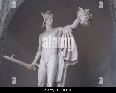 L'Italie, Rome, Musée du Vatican, statue en marbre de Perseus holding tête de Méduse par Antonio Canova Banque D'Images