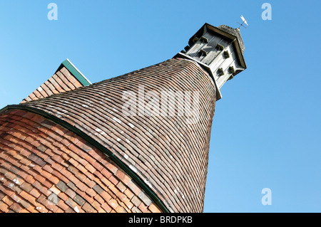 Une vieille maison Oast kentish, maintenant partie d'une maison d'habitation et le haut converti en une colombe lit bébé. Banque D'Images