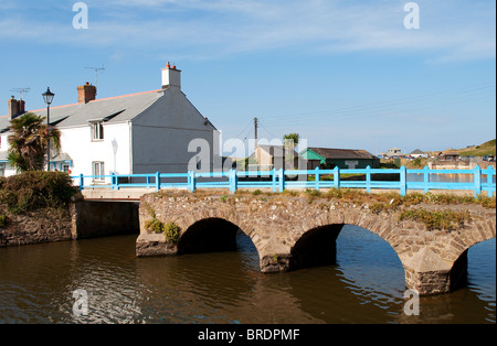 Un joli pont de pierre en arc sur la rivière neet à Bude à Cornwall, uk Banque D'Images