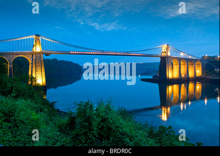 Menai Bridge sur le détroit de Menai la nuit, Anglesey, au nord du Pays de Galles, Royaume-Uni Banque D'Images