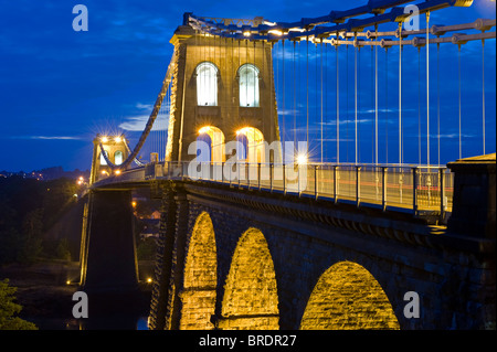 Menai Bridge sur le détroit de Menai la nuit, Anglesey, au nord du Pays de Galles, Royaume-Uni Banque D'Images