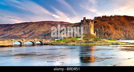 Lumière du soir sur le château d'Eilean Donan, Loch Duich, Highlands, Scotland, UK Banque D'Images