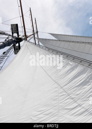 Tall Ship sails foc triangulaire et un mât sur fond de ciel bleu Banque D'Images