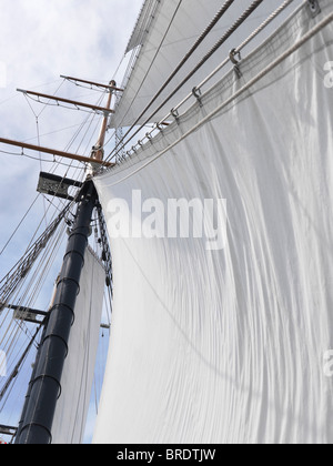 Tall Ship sails foc triangulaire et un mât sur fond de ciel bleu Banque D'Images