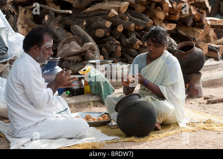 La préparation de boulettes de riz à Sevelimedu Patukalam , festival au cours de Tamil Nadu. Banque D'Images