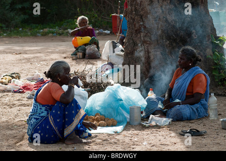 La préparation de boulettes de riz à Sevelimedu Patukalam , festival au cours de Tamil Nadu. Banque D'Images