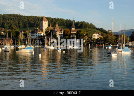 Château au bord du lac de Thoune, Spiez Oberland Bernois, Suisse Banque D'Images