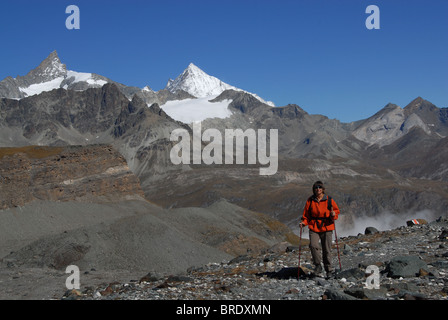 Randonneur sur 'Glacier' au-dessus de Zermatt et withZinalrothorn Weisshrn (l), Suisse Banque D'Images