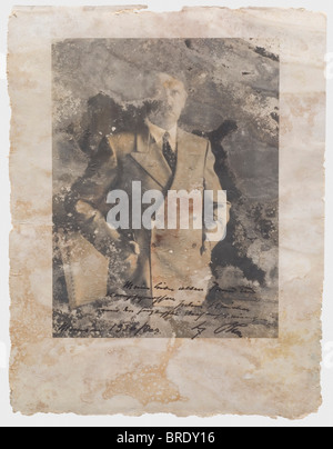 Adolf Hitler, une photo présentée à Julius Streicher une photo de Hoffmann portrait d'Hitler debout dans des vêtements civils, portant un dévouement par Hitler à l'encre sombre dans sa propre main: 'Meinem lieben alten Freund und Kampfgenossen Julius Streicher mit den herzlichsten Weihnachtswünschen -München 1936/Dez. - Adolf Hitler' (À mon vieil ami bien-aimé et camarade de bataille, Julius Streicher avec les meilleurs voeux pour Noël - Munich 1936/Dec - Adolf Hitler). Dimensions 27,5 x 21 cm. La photo est en mauvais état, mais le dévouement est bien préservé. Julius Streicher (188, Banque D'Images