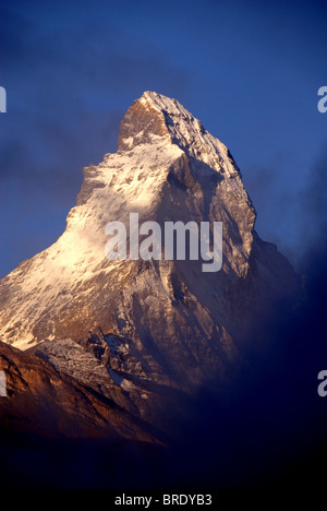 Matterhorn émergeant de la brume du matin vu de Zermatt, Suisse Banque D'Images