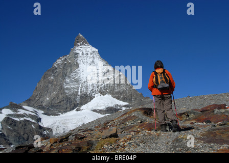 Randonneur en face de Matterhorn glacier Trail' sur 'au-dessus de Zermatt, Suisse Banque D'Images