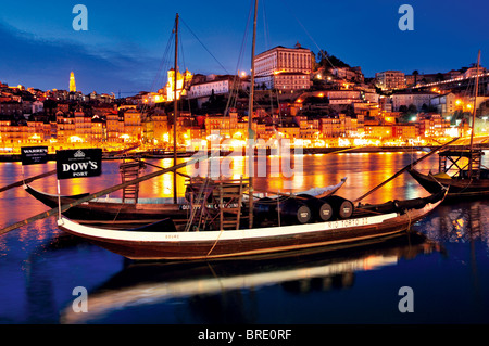 Portugal : Vue nocturne du port historique de navires Barcos rabelos Vin de Porto et à la marge du fleuve Douro Banque D'Images