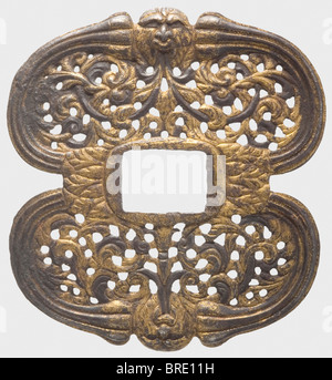 Un double protège-coquille français pour une petite épée, vers 1740, une protection en fer Gilt avec des motifs floraux à ouverture ouverte et ciselée avec des masques grotesques sur les bords des deux côtés. Largeur 6,7 cm. Historique, historique, XVIIIe siècle, robe épée, épées, throuing, thrustins, petite épée, épée de cour, arme, armes, armes, armes, armes, militaire, militaria, objet, objets, photos, coupures, coupures, découpe, découpe, découpes, coupures, coupures, Banque D'Images