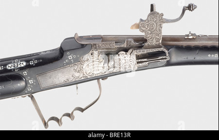 Un fusil de sport à roues, Sebastian Scheidöger, Salzbourg, vers 1730. Canon octogonal légèrement dégonflé et rienfui en calibre 15 mm avec une vue avant en laiton et couper la vue arrière. Wheellock est finement gravé de vignes et porte l'inscription 'Sebastian Scheidtögger à Salzbourg'. Bouillon de bois fruité ébonisé avec boîte de patch et incrustations osseuses modérées. Mobilier en fer. Tige de rampe de rechange. Longueur 84 cm. Sebastian Scheidöger (également Scheidögger ou Scheidtögger), est actif entre 1720 et 1760. Cf. Stöckel. 1937. p. 270. historique, historique, xviiie siècle, bras d'épaule, nous, Banque D'Images