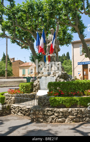Monument commémoratif de guerre dans le pittoresque village provençal de Aups Banque D'Images