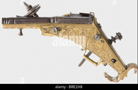 Un pistolet à roue miniature, Michael Mann, Nuremberg, vers 1600. Pistolet entièrement fonctionnel, avec un corps et un verrou en fer, et un stock de cuivre doré et doré, richement gravé de vignes, de fleurs et de décoration géométrique. Stock de queue de poisson. Une bague de transport. Ramrod manquant. Plus grande longueur 53 mm. Michael Mann, fervente artistique à Nuremberg de 1590 à 1630 a été célèbre pour ses petits coffrets en fer doré, canon modèle et pistolets miniatures, qui ressemblaient plus aux chefs-d'œuvre et montres mécaniques compliqués que les armes. Cf. C. Blair, Arms, Armure Et Base-Meta, Banque D'Images