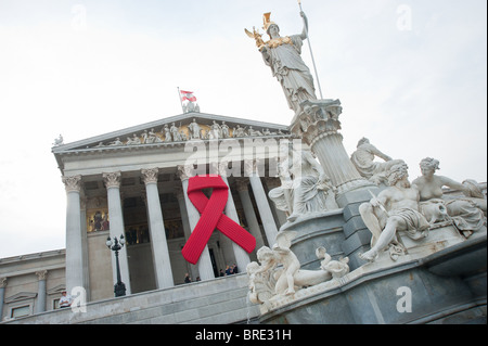 Wien, Parlament, SIDA-Schleife - Vienne, Parlement, Ruban Rouge Banque D'Images