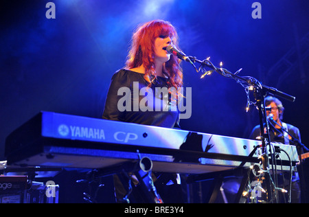 Alison Sudol d une amende Frenzy joue sur la scène à l'O2 Shepherds Bush Empire le 9 mai 2010. Banque D'Images