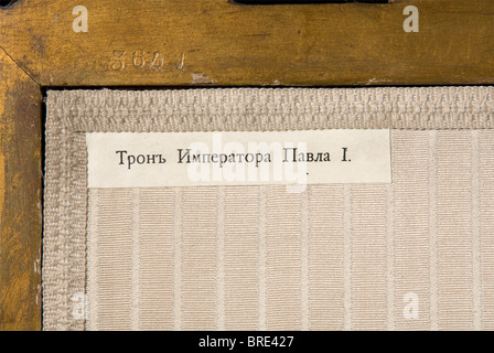 Un écran pliant, vers 1830. Bois et plâtre, doré. Décoration néo-classique, couronnée d'un 'O' stylisé en forme de couronne de roses, flanquée de cornes de abondance. L'aile droite a une étiquette d'inventaire endommagée avec Olga Nokolaevna 'ON' et 'H.V.v.W. G.v.R.' pour la duchesse Vera von Württemberg, Grande duchesse de Russie. Restauré en 1910 en plâtre, avec les vieux panneaux de soie remplacés par le velours/lin et les charnières et deux panneaux de verre remplacés également. A cette époque, les photos originales ont été remplacées par des photos imprimées de Tsar Paul I et de sa femme Maria Feodor, Banque D'Images