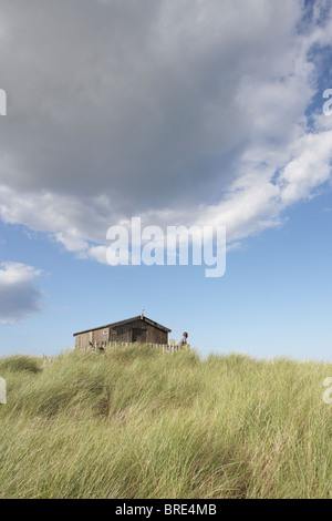Vue éloignée sur Couple Cabane de plage en bois entre les Dunes Banque D'Images