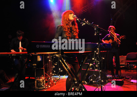 Alison Sudol d une amende Frenzy joue sur la scène à l'O2 Shepherds Bush Empire le 9 mai 2010. Banque D'Images