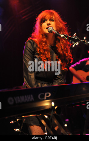 Alison Sudol d une amende Frenzy joue sur la scène à l'O2 Shepherds Bush Empire le 9 mai 2010. Banque D'Images