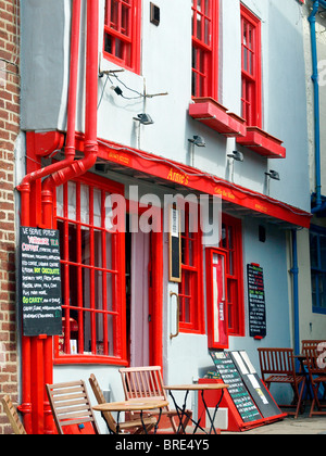 Café coloré à Whitby, dans le Yorkshire. Banque D'Images