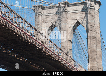 Pont de Brooklyn de Water Street à Brooklyn, New York Banque D'Images