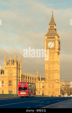 Big Ben Clock Tower (Elizabeth Tower) et double-decker bus sur le pont de Westminster à Londres, Angleterre, Royaume-Uni. Banque D'Images
